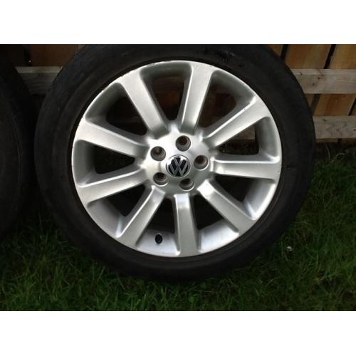 Range Rover alloys 20" with VW badges, spigots & bolts to fit a VW T5