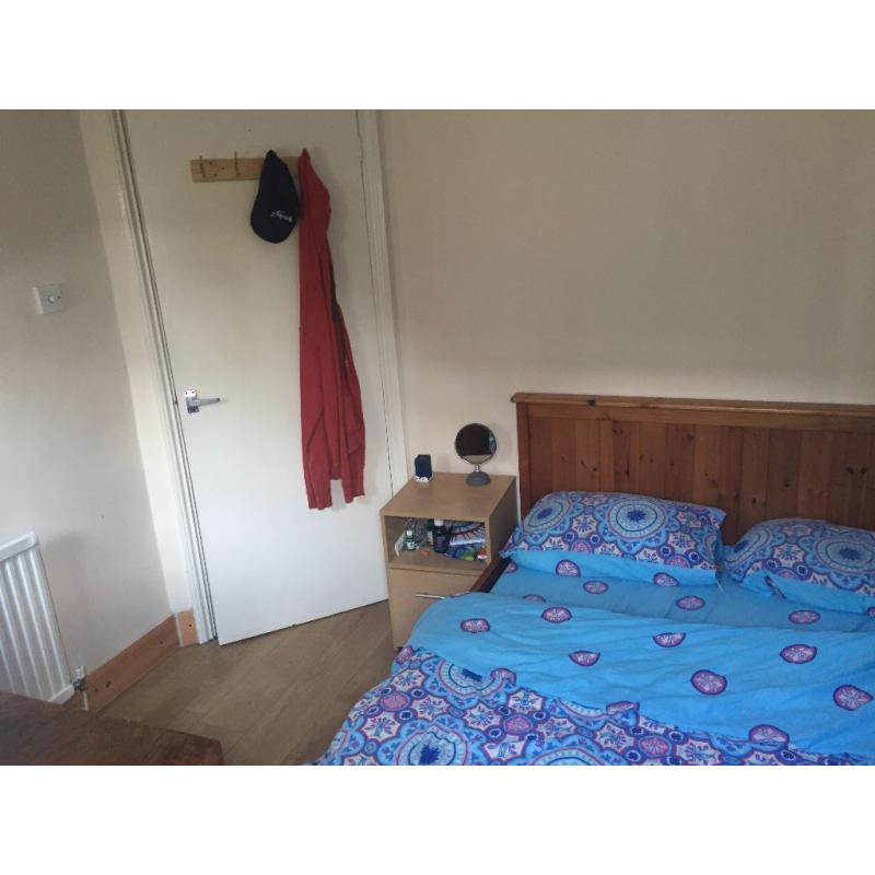 bright single room with double bed/ exclusive use of other areas in the flat to make up for small rm