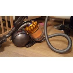 DYSON DC39 ANIMAL BAGLESS HOOVER WITH TOOLS NEW CONDITION