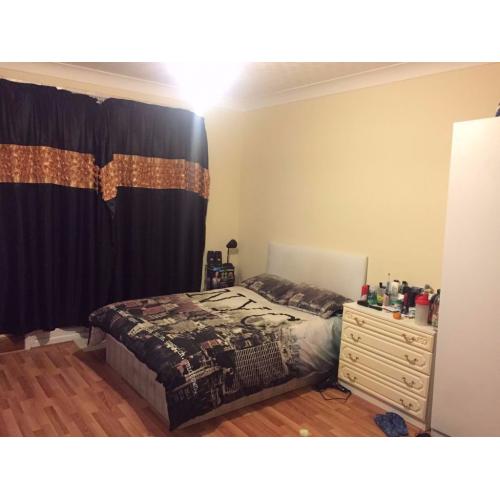 Massive Double room with cloak room available in 4 bed house in Norbury
