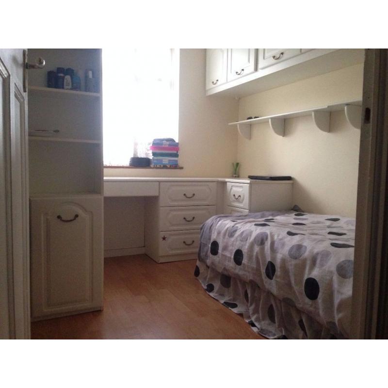 Neat and clean single room with fitted wardrobes is available in 4 bed house in Norbury