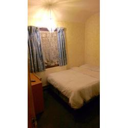 nice & bright double room in shepherd Bush/zone 2/few min walk to white city tube and Westfield.d