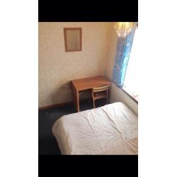 nice & bright double room in shepherd Bush/zone 2/few min walk to white city tube and Westfield.d