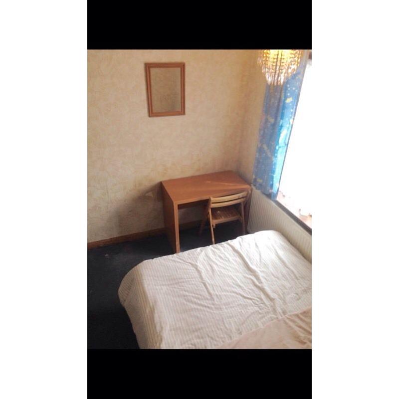 nice & bright double room in shepherd Bush/zone 2/few min walk to white city tube and Westfield.d