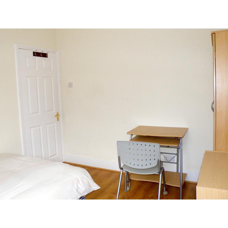 VERY NICE SINGLE ROOM WITH DOUBLE BED IN SEVEN SISTERS (VICTORIA LINE)
