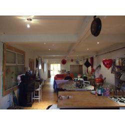3 Amazing Big Dbl rooms in Cool Crative Warehouse Massive Garden and Huge lounge