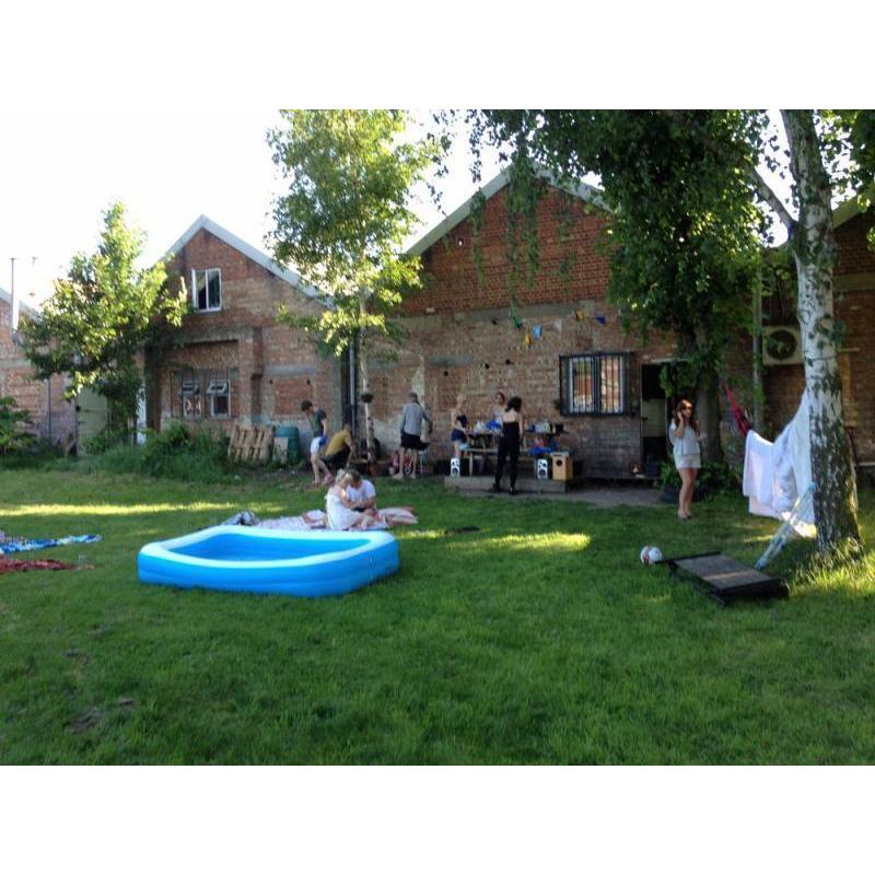 3 Amazing Big Dbl rooms in Cool Crative Warehouse Massive Garden and Huge lounge