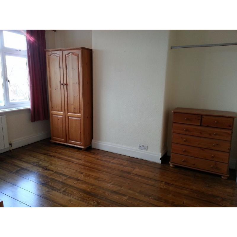 Large double room - bills included ,no contract. Short term available.