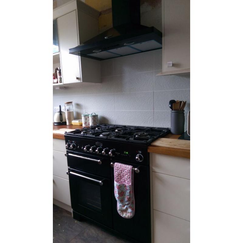 Large double room - bills included ,no contract. Short term available.