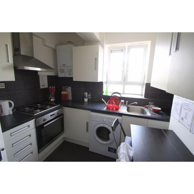 AMAIZING DOUBLE ROOM AVAILABLE NOW ** TWO MONTH STAY** !! 51L