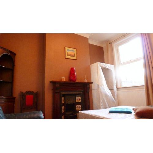 Female London House Flat Share, Double Size Room Single Price -- mint pie