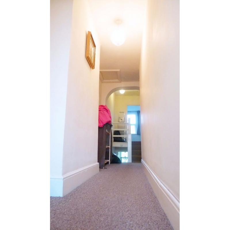 Female London House Flat Share, Double Size Room Single Price -- mint pie
