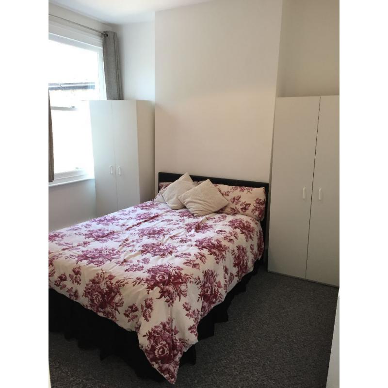 DOUBLE ROOM IN TOOTING BROADWAY AVAILABLE NOW
