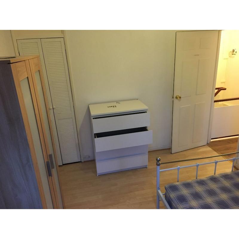 Lovely Double Room in Newly Refurbished Flat (All Bills Included)