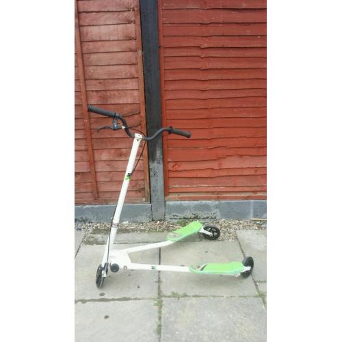 Large kids scooter in good condition
