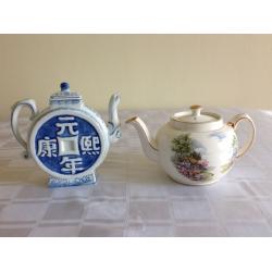 2 teapots