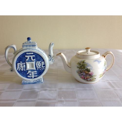 2 teapots