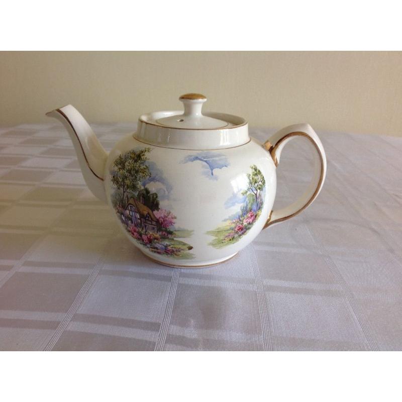 2 teapots