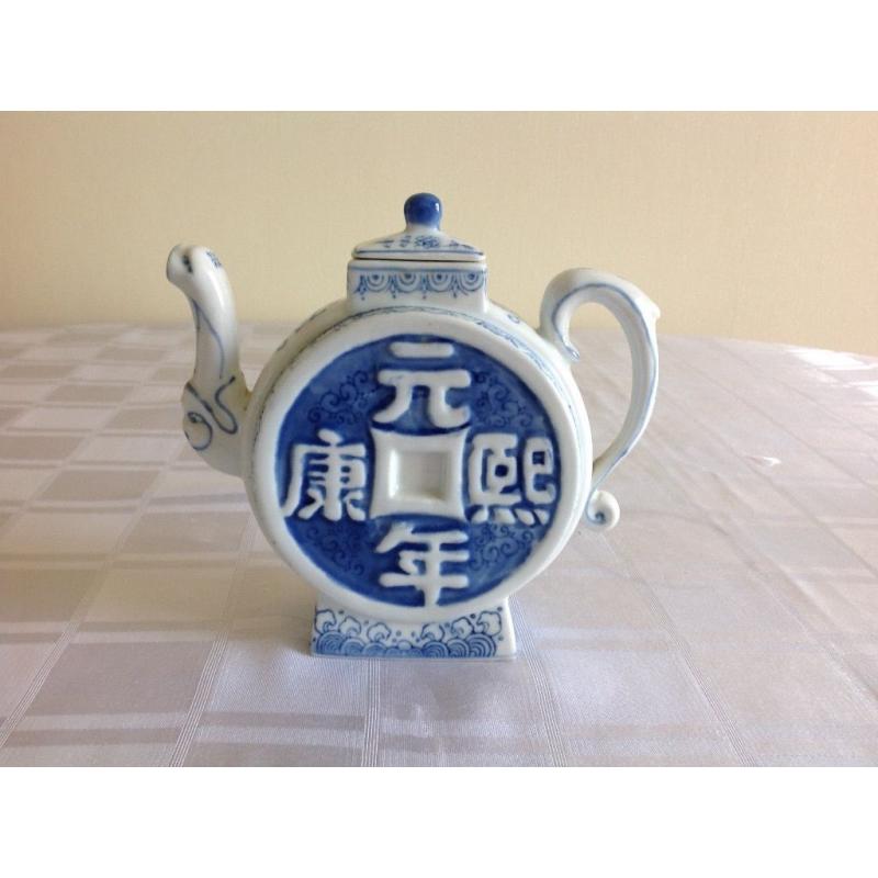 2 teapots