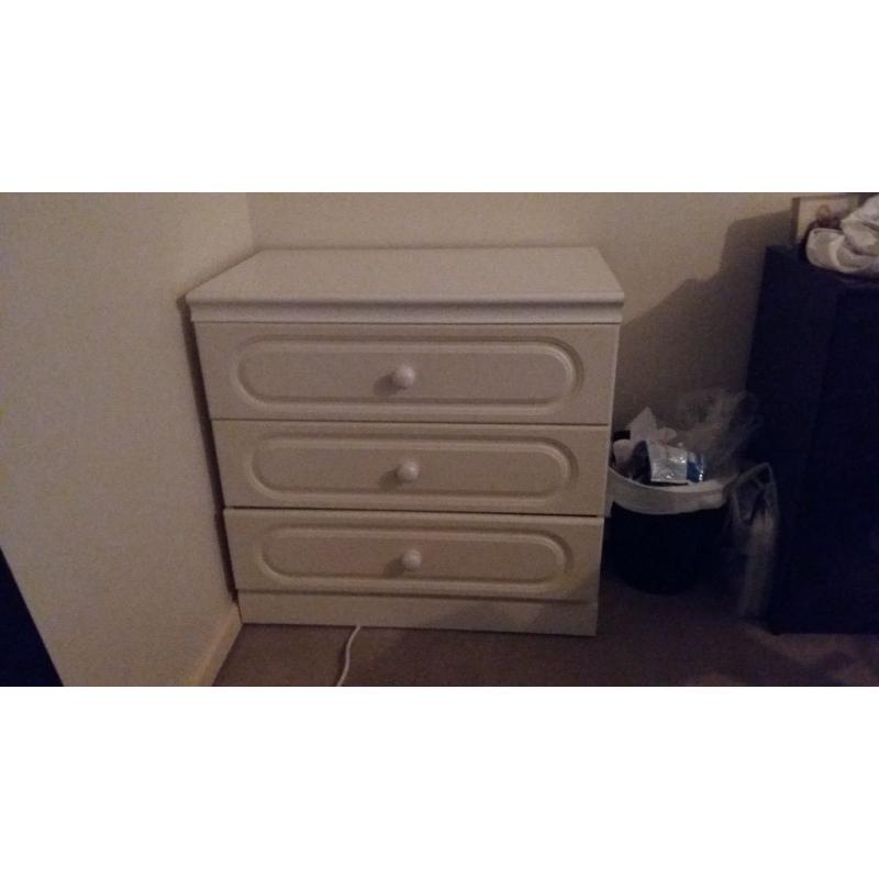 White chest of drawers