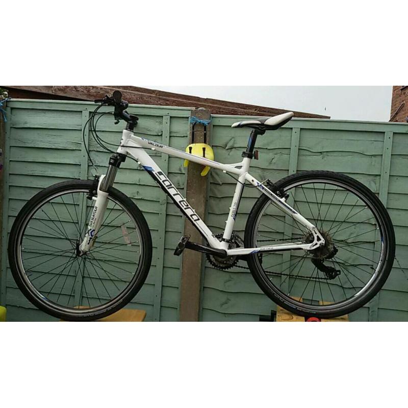 Carrera Valour Men's Mountain Bike Frame 18" wheels 26"