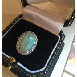 Beautiful Diamond & Opal 18ct Ring