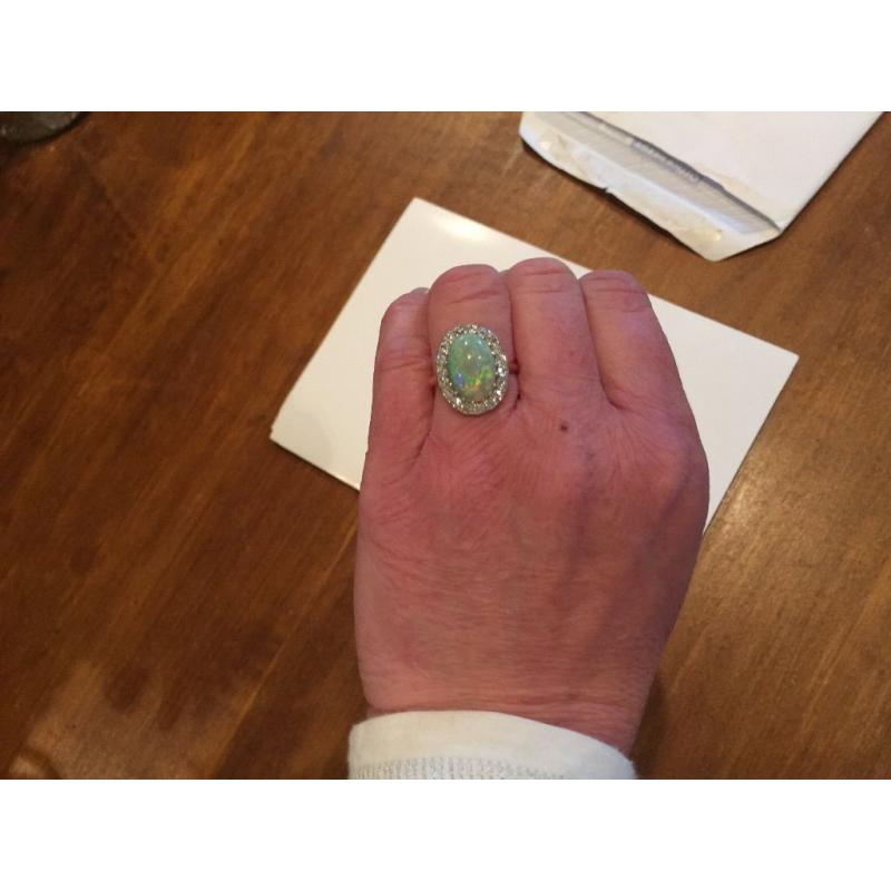 Beautiful Diamond & Opal 18ct Ring
