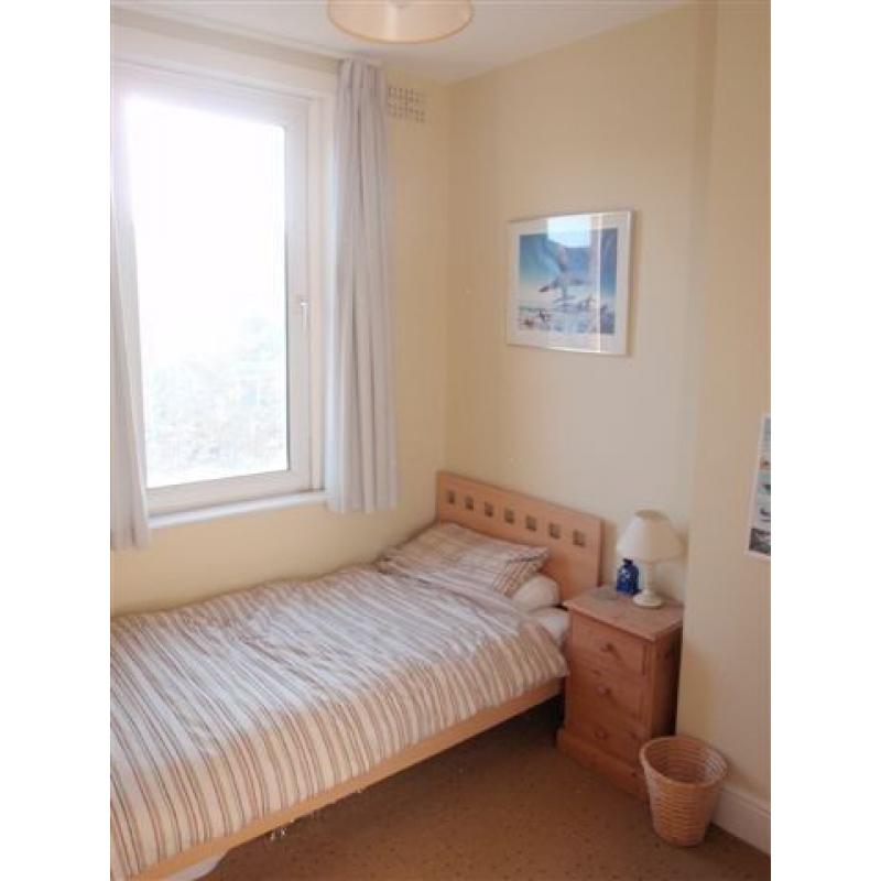 Single Room available from NOW at Windsor Road PO6. Minute walk to Train Station. Suit Sharers