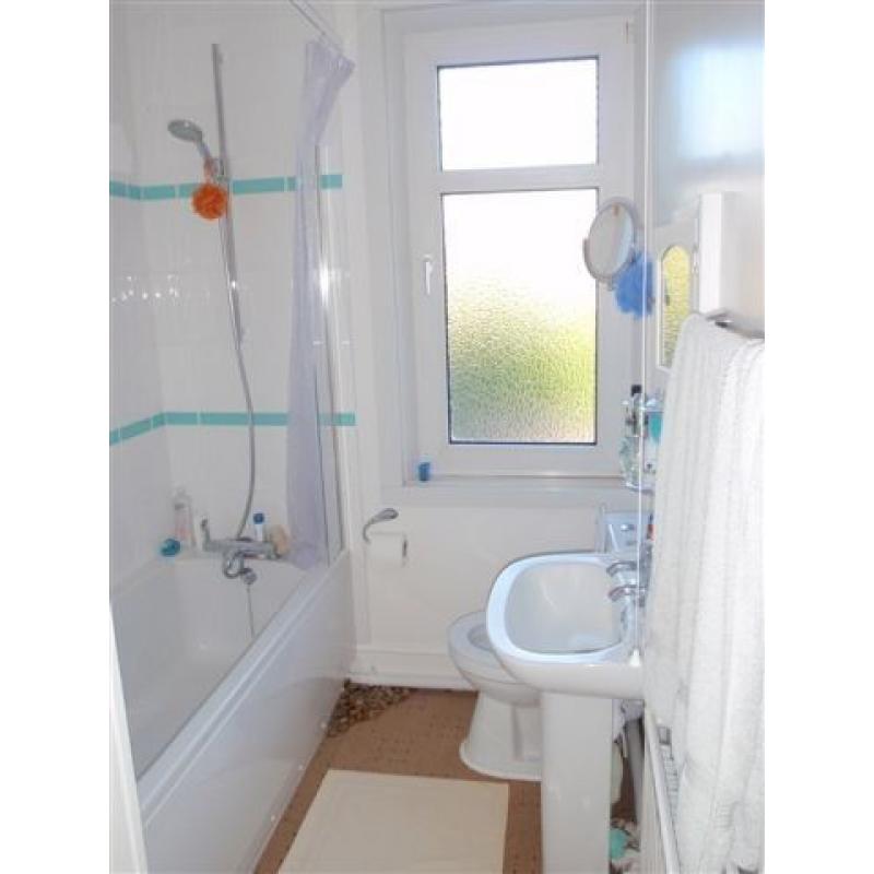 Single Room available from NOW at Windsor Road PO6. Minute walk to Train Station. Suit Sharers