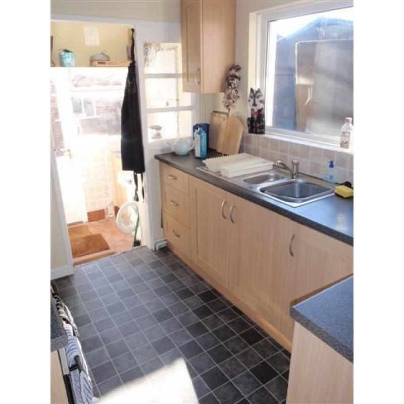 Single Room available from NOW at Windsor Road PO6. Minute walk to Train Station. Suit Sharers