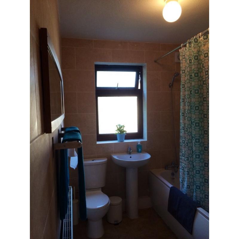 BRAND NEW DOUBLE ROOM FOR SINGLE USE HABITACION, 4 MNTS CUSTOM HOUSE, 10 MNT CANNING TOWN, DOCKLANDS