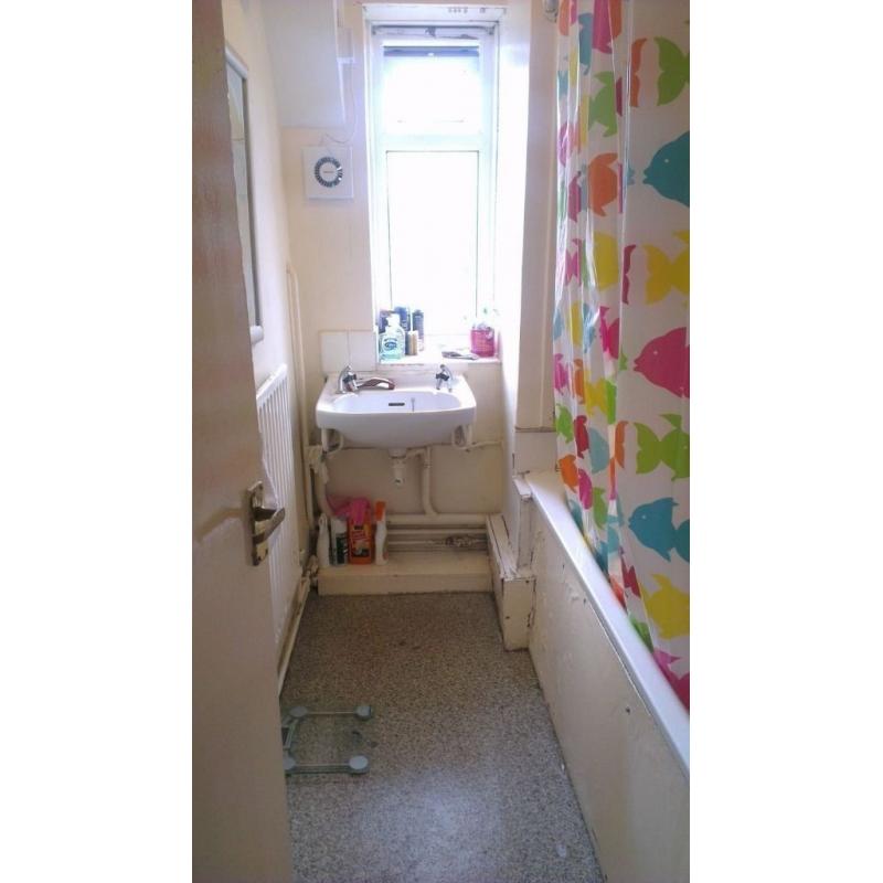 VERY BIG AND COMFY ROOM IN MARE STREET!! AWESOME FLATMATES!