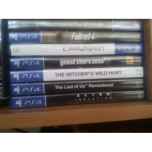 Playstation 4 with 2 controllers and 7 games