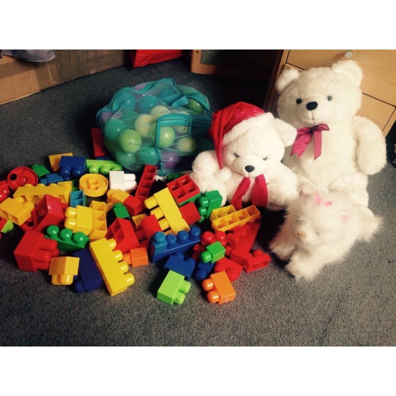 Buildings toys, 3 bears and a bag of balls