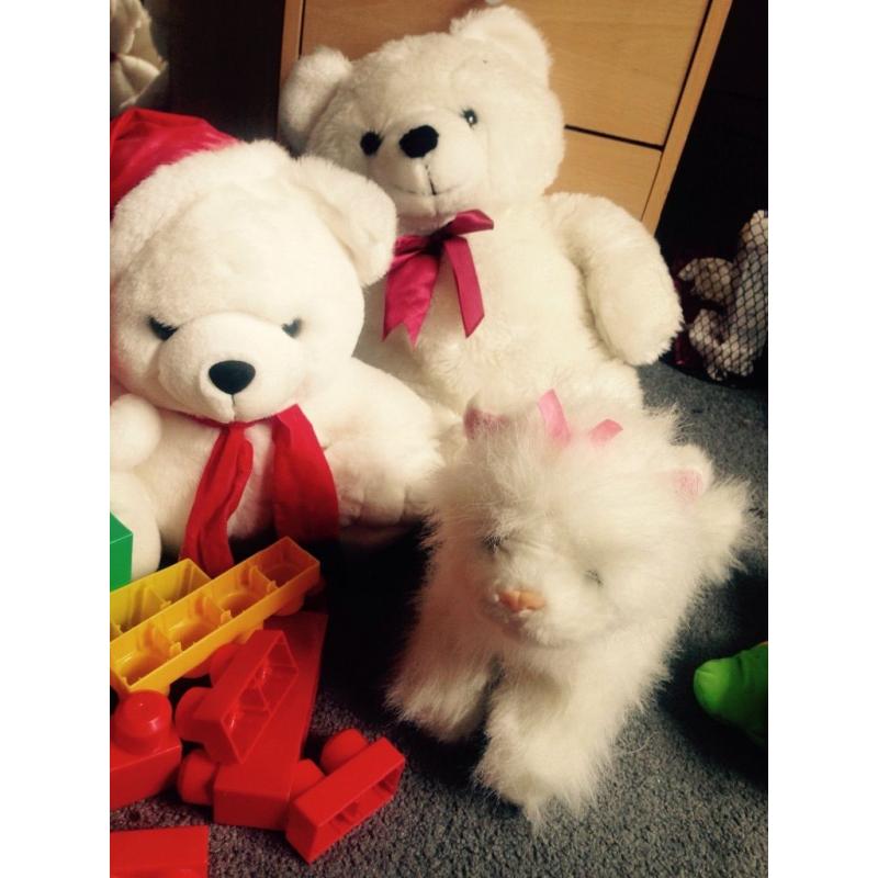 Buildings toys, 3 bears and a bag of balls