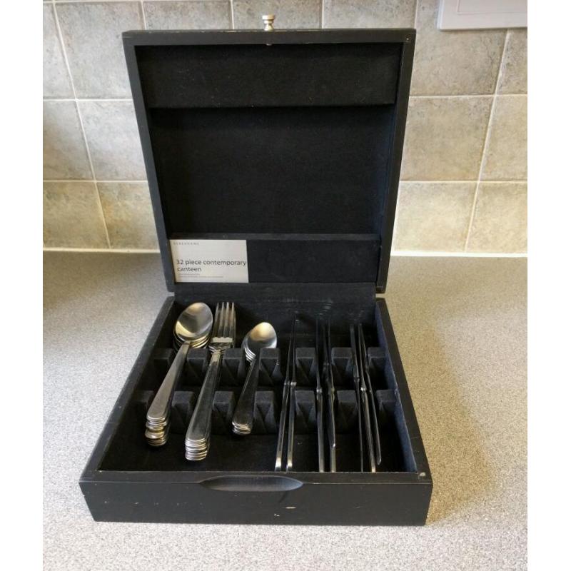 Cutlery set in box