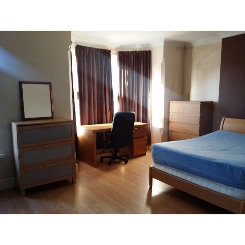 ice Double room near forest field tram stop. NTU students