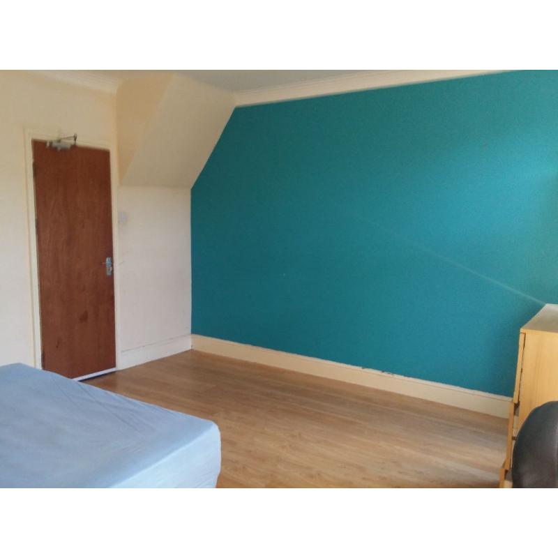 ice Double room near forest field tram stop. NTU students