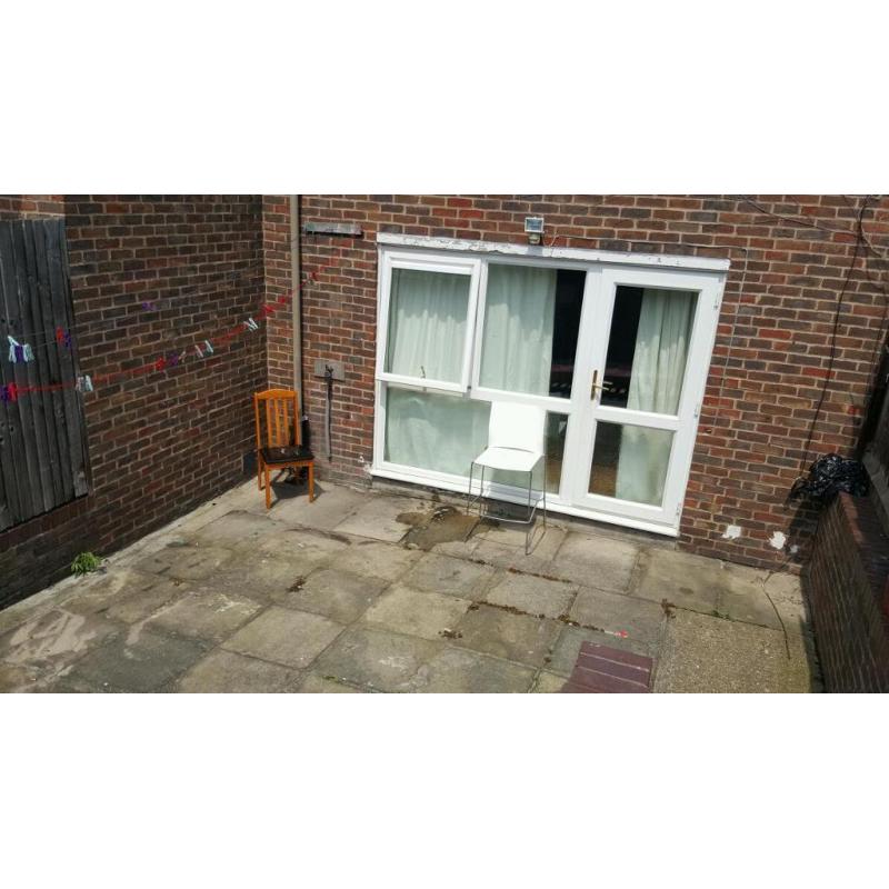 Rent shareroom 70 per week bills included Woolwich Arsenal