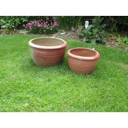 2 matching garden planters\terracotta pots
