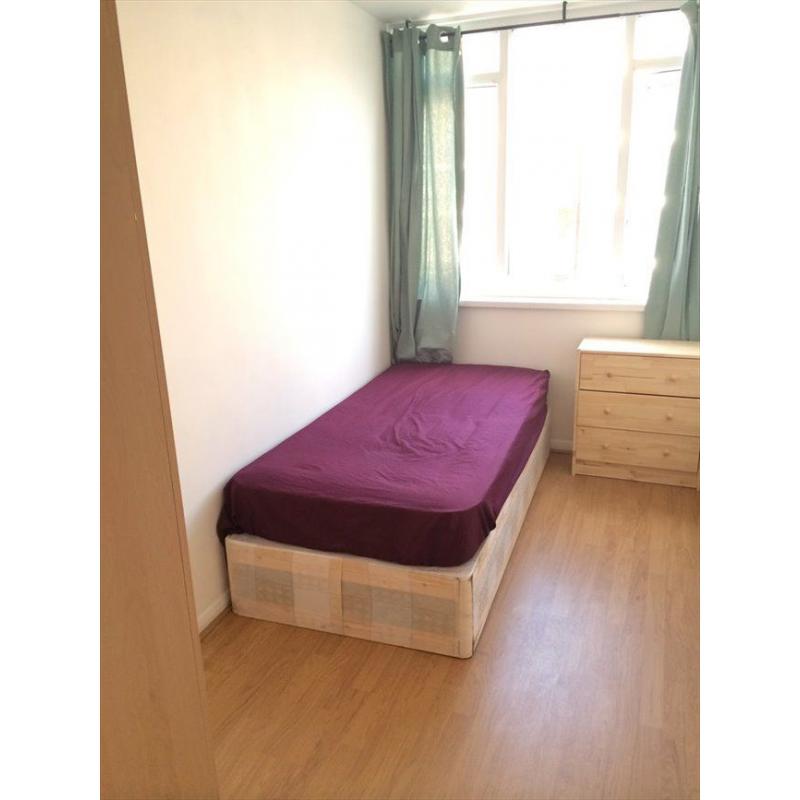 cheap double room 5 minutes walking distance Upton park