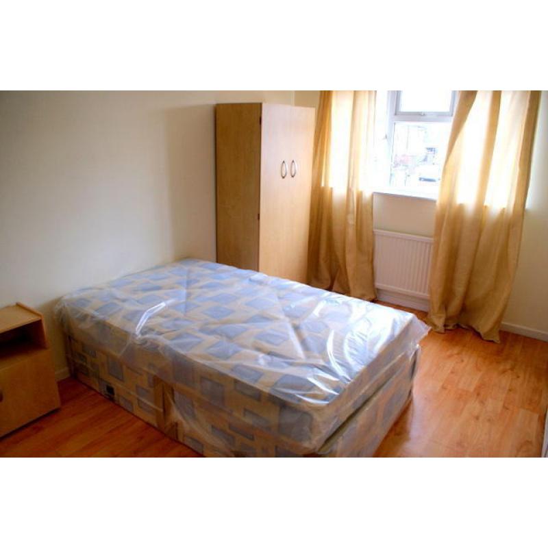 cheap double room 5 minutes walking distance Upton park