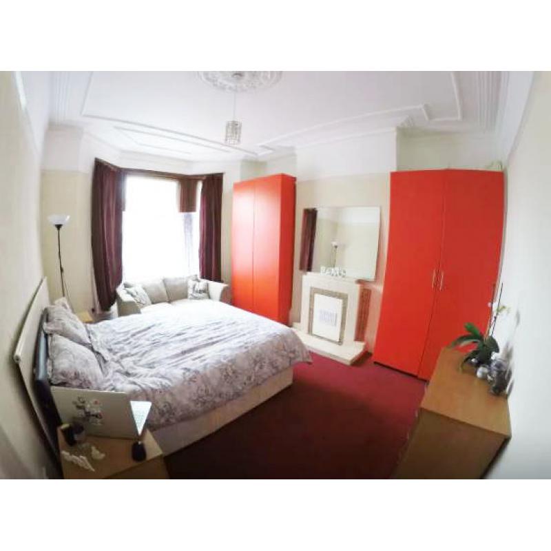 VERY BEAUTIFUL DOUBLE ROOM AVAILABLE IN JULY-ALL BILLS INCLUDED-1MIN TUBE STATION