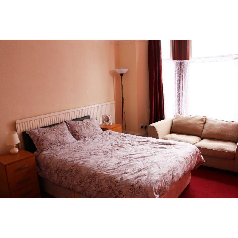 VERY BEAUTIFUL DOUBLE ROOM AVAILABLE IN JULY-ALL BILLS INCLUDED-1MIN TUBE STATION