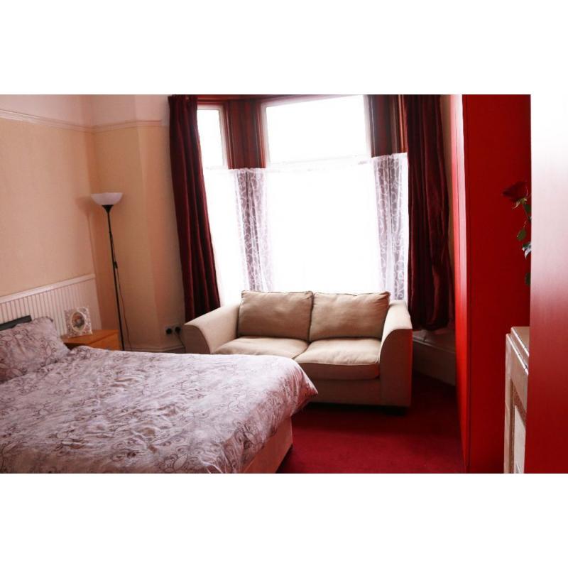 VERY BEAUTIFUL DOUBLE ROOM AVAILABLE IN JULY-ALL BILLS INCLUDED-1MIN TUBE STATION