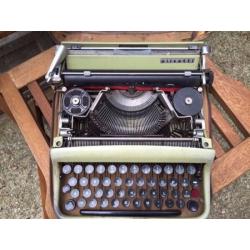 VINTAGE TYPEWRITER. WITH OWN CASE. IVERA- LETTERA 22. Aprx age 1950-1955