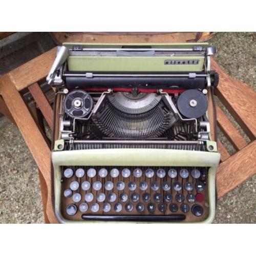 VINTAGE TYPEWRITER. WITH OWN CASE. IVERA- LETTERA 22. Aprx age 1950-1955