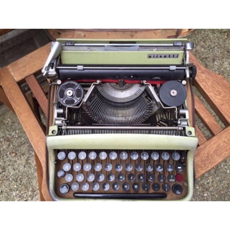 VINTAGE TYPEWRITER. WITH OWN CASE. IVERA- LETTERA 22. Aprx age 1950-1955