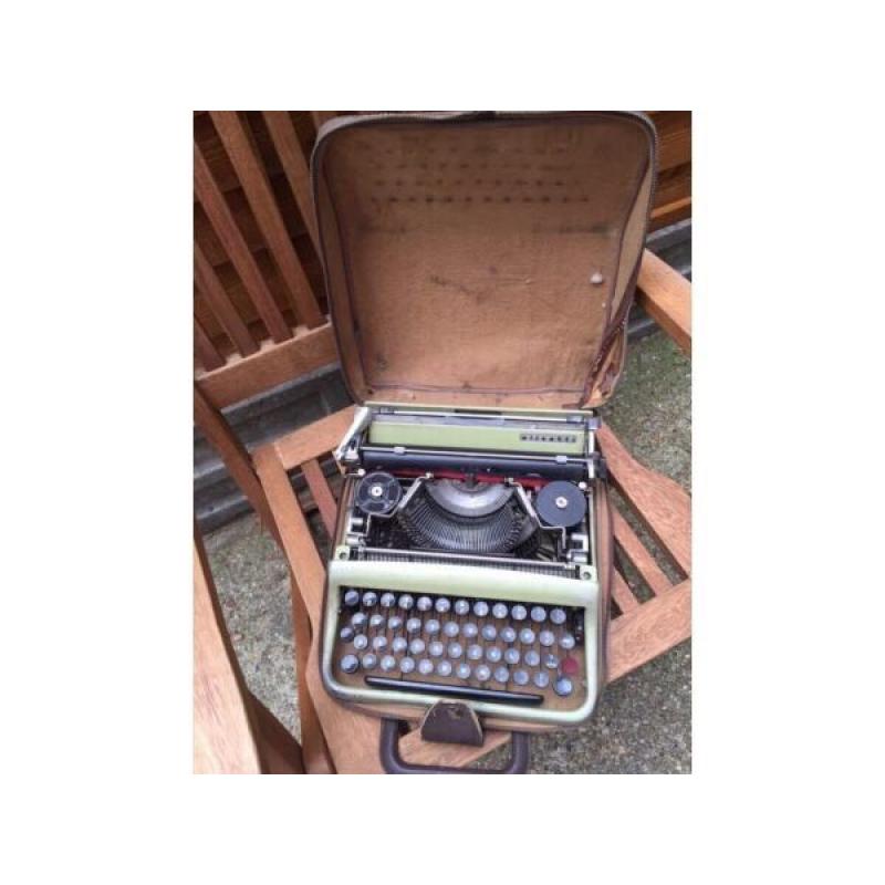 VINTAGE TYPEWRITER. WITH OWN CASE. IVERA- LETTERA 22. Aprx age 1950-1955