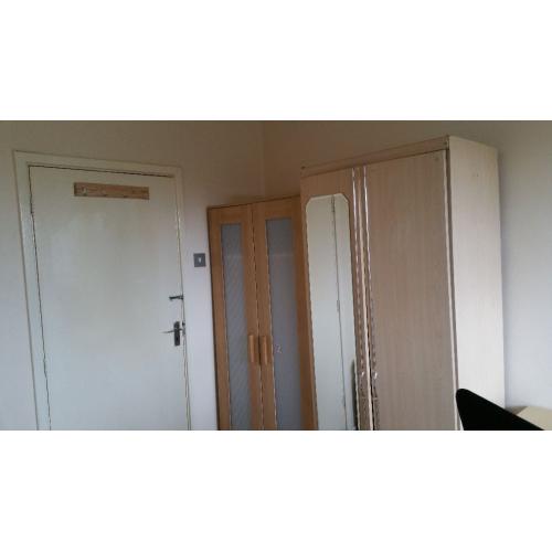 Big Double room 2 min walk from the Plaistow 6m bus from Stratford station